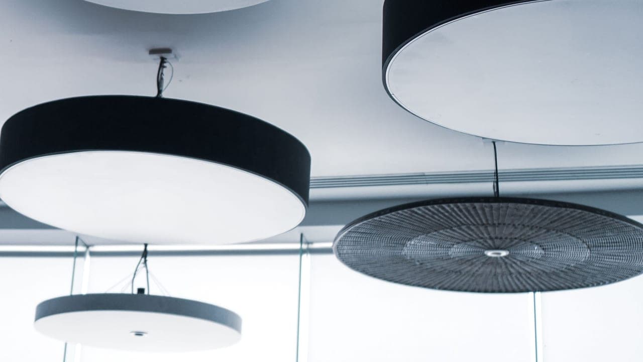 Faux plafond en plaques de plâtre avec spots encastrés et suspensions : la profondeur des spots compte dans la hauteur perdue