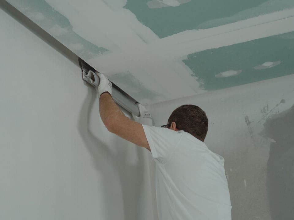 Plaquiste travaillant sur un faux plafond